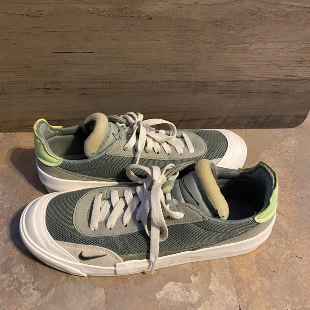 Nike Shoes
Mens 8 Womens 10
Like New